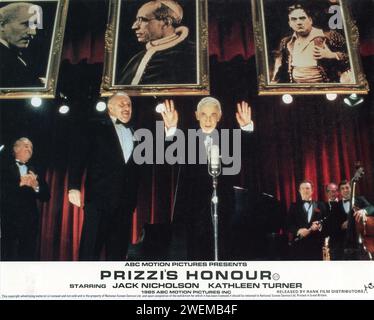 ROBERT LOGGIA LEE RICHARDSON und WILLIAM HICKEY in PRIZZI's HONOR 1985 Regisseur JOHN HUSTON Roman Richard Condon Drehbuch Richard Condon und Janet Roach Musik Alex North Kostümdesign Donfeld ABC Motion Pictures / Rank Film Distributors (UK) / Twentieth Century Fox (USA) Stockfoto