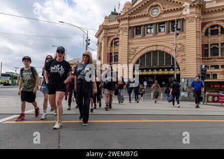 Melbourne, Australien. Januar 2024. Demonstranten verlassen die Flinders Street Station vor dem jährlichen Invasionstag. Der jährliche Invasionstag in Melbourne wurde von den Indigenen Australiern und ihren Verbündeten organisiert und forderte ein Ende der Feier des Australia Day und die Anerkennung der Souveränität der Indigenen in Melbourne Australien. (Foto: Michael Currie/SOPA Images/SIPA USA) Credit: SIPA USA/Alamy Live News Stockfoto