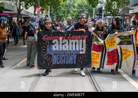 Melbourne, Australien. Januar 2024. Die Demonstranten halten ein Banner während des jährlichen Invasionstages. Der jährliche Invasionstag in Melbourne wurde von den Indigenen Australiern und ihren Verbündeten organisiert und forderte ein Ende der Feier des Australia Day und die Anerkennung der Souveränität der Indigenen in Melbourne Australien. (Foto: Michael Currie/SOPA Images/SIPA USA) Credit: SIPA USA/Alamy Live News Stockfoto