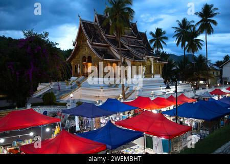 Berühmter Luang Prabang Nachtmarkt und Haw Pha Bang Tempel Stockfoto