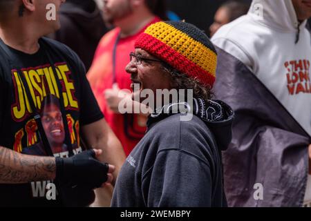 Melbourne, Australien. Januar 2024. Ein indigener Mann schaut während des jährlichen Invasionstages zu. Der jährliche Invasionstag in Melbourne wurde von den Indigenen Australiern und ihren Verbündeten organisiert und forderte ein Ende der Feier des Australia Day und die Anerkennung der Souveränität der Indigenen in Melbourne Australien. (Foto: Michael Currie/SOPA Images/SIPA USA) Credit: SIPA USA/Alamy Live News Stockfoto