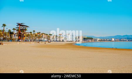Vilaseca, Spanien - 26. Dezember 2023: Blick auf den Strand La Pineda und seine Promenade in Vilaseca, Spanien, an einem sonnigen Wintertag. La Pineda ist ein Küstengebiet Stockfoto