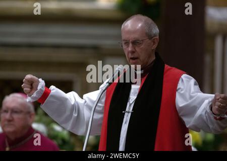 Rom, italien, 25. Januar 2024. Der Erzbischof von Canterbury Justin Welby hält seine Rede als Papst Franziskus den Vorsitz über die zweite Vesper anlässlich der feierlichen Bekehrung des Heiligen Paul in der St. Paul's Basilika vor den Mauern in Rom. Maria Grazia Picciarella/Alamy Live News Stockfoto