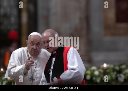Rom, italien, 25. Januar 2024. Papst Franziskus spricht mit dem Erzbischof von Canterbury Justin Welby während der Feier der zweiten Vesper anlässlich der feierlichen Umkehr des Heiligen Paul in der St. Paul's Basilika vor den Mauern in Rom. Maria Grazia Picciarella/Alamy Live News Stockfoto