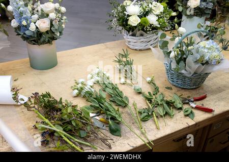 Thistle, Eustoma, Holunderzweige auf dem Blumentisch Stockfoto