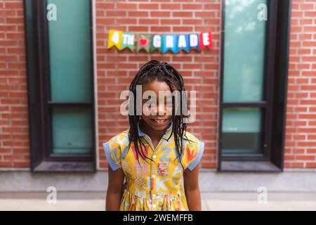 Afroamerikanisches Mädchen erster Schultag Stockfoto