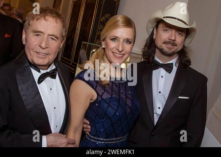 Sängerin Stefanie Hertel mit ihrem Mann Lanny Lanner Re. Und Vater Eberhard - Prominente kommen zum VIP Empfang anläßlich des 14.Semperopernballs in das Hotel Kempinsky Dresden. *** Sängerin Stefanie Hertel mit ihrem Mann Lanny Lanner Re und Vater Eberhard Prominente kommen zum VIP-Empfang anlässlich des 14. Semperoper Ball im Hotel Kempinsky Dresden Stockfoto