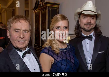 Sängerin Stefanie Hertel mit ihrem Mann Lanny Lanner Re. Und Vater Eberhard - Prominente kommen zum VIP Empfang anläßlich des 14.Semperopernballs in das Hotel Kempinsky Dresden. *** Sängerin Stefanie Hertel mit ihrem Mann Lanny Lanner Re und Vater Eberhard Prominente kommen zum VIP-Empfang anlässlich des 14. Semperoper Ball im Hotel Kempinsky Dresden Stockfoto