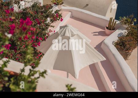 Hoher Winkel der rosafarbenen Terrasse in Oia mit Bougainvillea in der Nähe Stockfoto