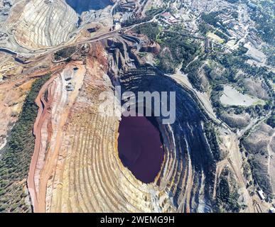 Drohnenansicht von Corta Atalaya mit Bergbauebenen im Tagebau. Tiefenaushub von Pyrit und Gewinnung von Kupfer- und Goldmineralien in Min Stockfoto