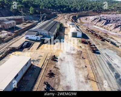 Drohnenansicht eines alten und rostigen Überreste des alten Kupferbergbaus in Minas de Riotinto, der für Ausgrabungen und Transporte von Th genutzt wurde Stockfoto