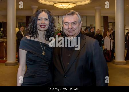 Fernsehmoderator Waldemar Hartmann und Frau Petra Böllmann - Prominente kommen zum VIP Empfang anläßlich des 14.Semperopernballs in das Hotel Kempinsky Dresden. *** TV-Moderator Waldemar Hartmann und Frau Petra Böllmann Prominente kommen zum VIP-Empfang anlässlich des 14. SemperOpernballs im Hotel Kempinsky Dresden Stockfoto