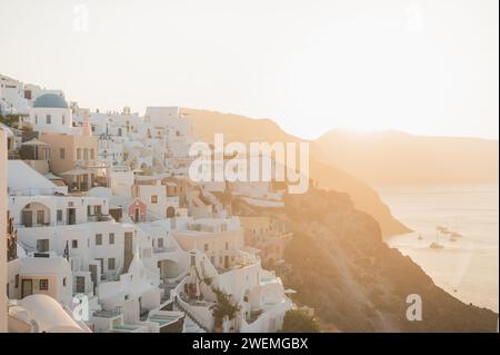 Sonnenaufgang über den Klippen des Dorfes Oia in der Nähe des Meeres Stockfoto