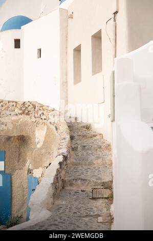 Steintreppe entlang der Gebäude auf der Insel Santorin Stockfoto