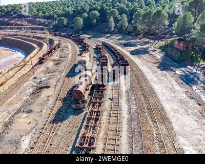 Drohnenansicht eines alten und rostigen Dampfzugs, der für den Transport des Kupfers der Bergbaugewinnung von Corta Atalaya genutzt wurde. Reste des o Stockfoto