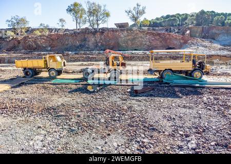 Alte und rostige LKW und Lastkraftkran, die für die Gewinnung des Kupfers des Bergbaus von Corta Atalaya verwendet werden. Überreste des alten Kupferbergbaubetriebs Stockfoto