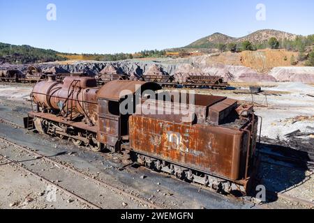 Drohnenansicht eines alten und rostigen Dampfzugs, der für den Transport des Kupfers der Bergbaugewinnung von Corta Atalaya genutzt wurde. Reste des o Stockfoto