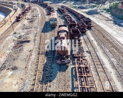 Drohnenansicht eines alten und rostigen Dampfzugs, der für den Transport des Kupfers der Bergbaugewinnung von Corta Atalaya genutzt wurde. Reste des o Stockfoto