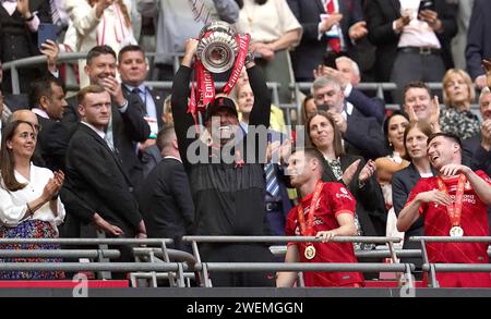 Dateifoto vom 14.05.2022 von Liverpool-Manager Jurgen Klopp feiert mit der Trophäe nach dem Finale des Emirates FA Cup im Wembley Stadium, London. Bilddatum: Samstag, 14. Mai 2022. Ausgabedatum: Freitag, 26. Januar 2024. Stockfoto