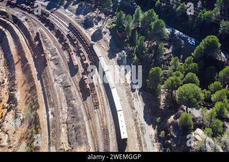 Drohnenansicht eines alten und rostigen Dampfzugs, der für den Transport des Kupfers der Bergbaugewinnung von Corta Atalaya genutzt wurde. Reste des o Stockfoto