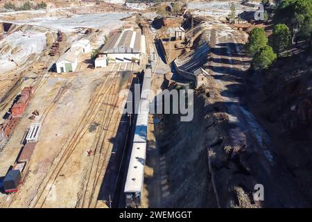 Rundfahrt durch die Drohne des alten Touristenzugs auf einer Tour durch die Überreste der Kupfermine Corta Atalaya in der Stadt Minas de Rioti Stockfoto