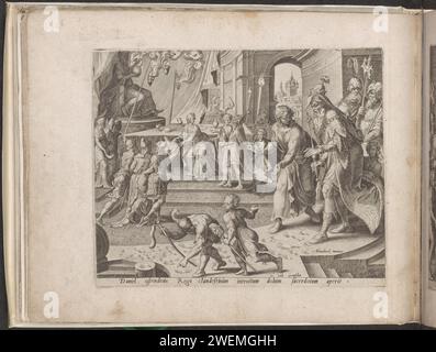 Daniël enthüllt die Betrüger der Bels Priester, 1565 Druck König Cyrus und Daniël kommen am Morgen zum Tempel und sehen Schritte in der Achse, die Daniel über den Boden gesprengt hat. Sie entdecken den geheimen Eingang zum Tempel, so dass die Priester und ihre Familien gekommen sind, um das Essen zu essen. Unter der Aufführung ein erläuternder Text in lateinischer Sprache. Dieser Ausdruck ist Teil eines Albums. Der Papierstich Daniel zeigt König Cyrus die Fußabdrücke der Priester von Bel und ihrer Verwandten. Die Priester von Bel und ihre Verwandten werden verhaftet und danach getötet Stockfoto