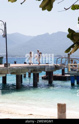 Touristen kommen am Hafen von Gili Air Island, Lombok an Stockfoto