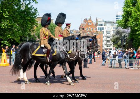 Königliche Pferdewächter während der Wachablösung in der Mall in London, Großbritannien, am 18. Mai 2022 Stockfoto