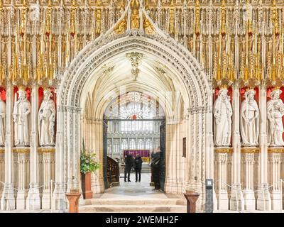 Artched Entrance, im Dachfenster, vom Kirchenschiff zum Chor und Chor im Münster (Kathedrale) in York, England. Stockfoto