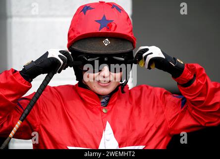 Jockey Tabitha Worsley vor der Pertemps Network Handicap Hürdle auf der Huntingdon Racecourse, Cambridgeshire. Bilddatum: Mittwoch, 25. Januar 2024. Stockfoto