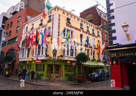 Die Oliver St. John Gogarty Bar und Restaurant im Temple Bar Viertel von Dublin, Irland, im Winter. Farbenfrohe Fahnen, grün und beige außen. Stockfoto