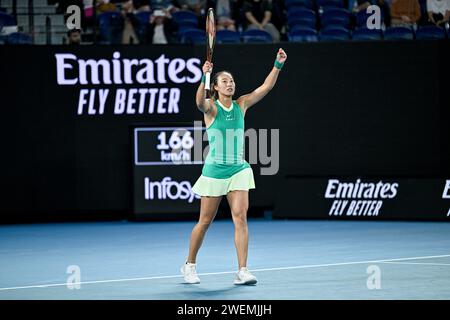 Melbourne, Australie. Januar 2024. Qinwen Zheng während des Australian Open AO 2024 Grand Slam Tennis Turniers am 25. Januar 2024 im Melbourne Park, Australien. Foto Victor Joly/DPPI Credit: DPPI Media/Alamy Live News Stockfoto