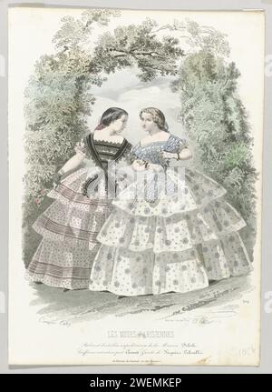 Les Modes Parisiennes, 1856, Nr. 704: Kleider und Hosenträger (...), 1856 zwei Frauen gehen bewaffnet in einem Park. Nach der Überschrift: Kleider und „bretelles napolitaines“ von Maison Delisle. Unten einige Zeilen mit Werbetexten für verschiedene Produkte. Druck aus dem Modemagazin Les Modes Parisiennes (1843-1885). Papiergravur von Modetafeln. Kleidung für den oberen Teil des Körpers (+ Damenkleidung). Handschuhe, Handschuhe (KURZE HANDSCHUHE) (+ Damenbekleidung). Handschuhe, Fäustlinge (MITAINES) (+ Damenbekleidung). Armband, Armband (+ Damenkleidung). Friseurstile - AA -  Frauen Stockfoto