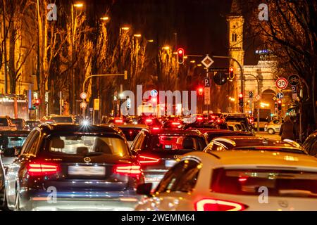 Autofahrer stauen sich abends auf der Leopoldstraße, Stadtverkehr, München, Januar 2024 Deutschland, München, Januar 2024, viele Autofahrer abends auf der Leopoldstraße unterwegs, Blick Richtung Siegestor, Stau an der roten Ampel, Tempo 30, Schwabing, Stadtverkehr, dunkel, Winter, Bayern, *** Fahrer jagen abends auf Leopoldstraße, Stadtverkehr, München, Januar 2024 Deutschland, München, Januar 2024, viele Fahrer am Abend auf der Leopoldstraße, Blick Richtung Siegestor, Stau an der roten Ampel, Tempolimit 30, Schwabing, Stadtverkehr, dunkel, Winter, Bayern, Stockfoto