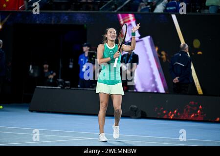 Melbourne, Australien. Januar 2024. Qinwen Zheng während des Australian Open AO 2024 Grand Slam Tennis Turniers am 25. Januar 2024 im Melbourne Park, Australien. Zheng Qinwen ist der zweite chinesische Spieler in der Geschichte, der ein großes Finale erreicht. Die Nummer 12 besiegte die Qualifikationsrunde Dayana Yastremska mit 6:4, 6:4, wobei sie in 1 Stunde und 42 Minuten die Schlacht von zwei erstmaligen Grand-Slam-Halbfinalisten errang. Foto: Abaca Press/Alamy Live News Stockfoto