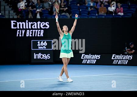 Melbourne, Australien. Januar 2024. Qinwen Zheng während des Australian Open AO 2024 Grand Slam Tennis Turniers am 25. Januar 2024 im Melbourne Park, Australien. Zheng Qinwen ist der zweite chinesische Spieler in der Geschichte, der ein großes Finale erreicht. Die Nummer 12 besiegte die Qualifikationsrunde Dayana Yastremska mit 6:4, 6:4, wobei sie in 1 Stunde und 42 Minuten die Schlacht von zwei erstmaligen Grand-Slam-Halbfinalisten errang. Foto: Abaca Press/Alamy Live News Stockfoto