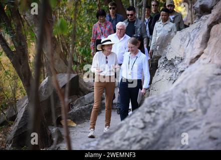 Ubon Ratchathani, Thailand. Januar 2024. Bundespräsident Frank-Walter Steinmeier und seine Frau Elke Büdenbender werden von Frauke Kraas, Professorin für Stadt- und Sozialgeographie, durch den Nationalpark Pha Taem geführt. Der Nationalpark grenzt auf einer Länge von 63 Kilometern an Laos und den Mekong. Bundespräsident Steinmeier und seine Frau besuchen Vietnam und Thailand auf einer viertägigen Reise nach Südostasien. Quelle: Bernd von Jutrczenka/dpa/Alamy Live News Stockfoto