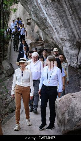 Ubon Ratchathani, Thailand. Januar 2024. Bundespräsident Frank-Walter Steinmeier und seine Frau Elke Büdenbender werden von Frauke Kraas, Professorin für Stadt- und Sozialgeographie, durch den Nationalpark Pha Taem geführt. Der Nationalpark grenzt auf einer Länge von 63 Kilometern an Laos und den Mekong. Bundespräsident Steinmeier und seine Frau besuchen Vietnam und Thailand auf einer viertägigen Reise nach Südostasien. Quelle: Bernd von Jutrczenka/dpa/Alamy Live News Stockfoto