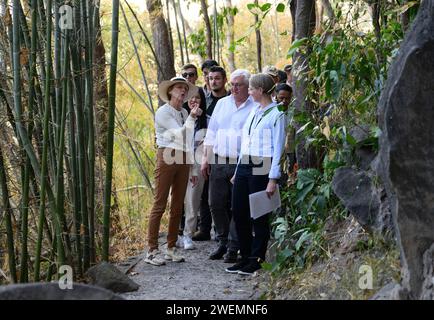 Ubon Ratchathani, Thailand. Januar 2024. Bundespräsident Frank-Walter Steinmeier und seine Frau Elke Büdenbender werden von Frauke Kraas, Professorin für Stadt- und Sozialgeographie, durch den Nationalpark Pha Taem geführt. Der Nationalpark grenzt auf einer Länge von 63 Kilometern an Laos und den Mekong. Bundespräsident Steinmeier und seine Frau besuchen Vietnam und Thailand auf einer viertägigen Reise nach Südostasien. Quelle: Bernd von Jutrczenka/dpa/Alamy Live News Stockfoto