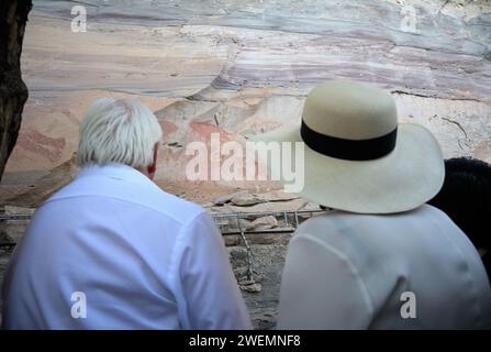 Ubon Ratchathani, Thailand. Januar 2024. Bundespräsident Frank-Walter Steinmeier und seine Ehefrau Elke Büdenbender betrachten die Felszeichnungen im Pha Taem Nationalpark. Der Nationalpark grenzt auf einer Länge von rund 63 Kilometern an Laos und den Mekong. Bundespräsident Steinmeier und seine Frau besuchen Vietnam und Thailand auf einer viertägigen Reise nach Südostasien. Quelle: Bernd von Jutrczenka/dpa/Alamy Live News Stockfoto