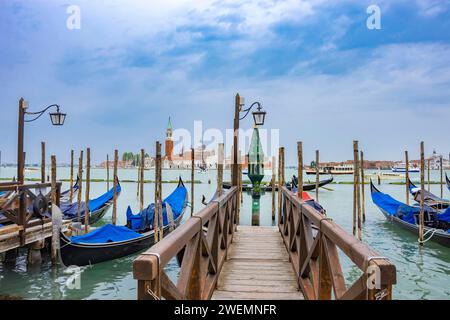 Gondeln in der Nähe des Markusplatzes (Piazza San Marco) und der Kirche San Giorgio di Maggiore im Hintergrund, in Venedig, Italien Stockfoto