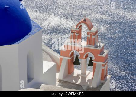 Santorini, Oia, blaue Kuppeln, Kirchen Agios Spyridon Agios Anastasis von oben, Kykladen, Griechenland Stockfoto