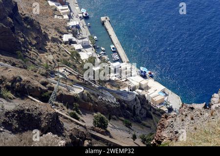 Fira, Insel Santorini, Griechenland Panoramablick, mit Seilbahnkabinen vom alten Hafen Stockfoto