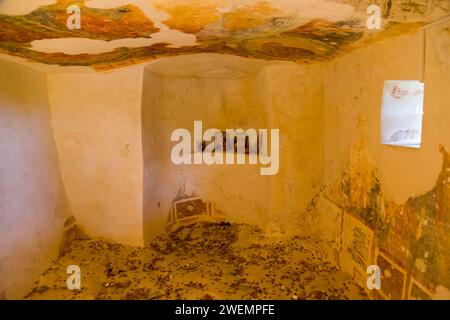 Ein verlassener Raum mit verfaulenden Fresken, Aladja Kloster, Aladja Kloster, Aladzha Kloster, mittelalterliches Felsenkloster, Höhlenkloster aus Kalkstein Stockfoto