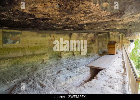 Innenansicht einer Höhle mit Fresken und Holzkonstruktionen, Kirche, Kloster Aladja, Kloster Aladja, Kloster Aladzha, mittelalterliches Felsenkloster Stockfoto