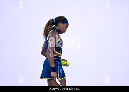 Melbourne, Australien. Januar 2024. Cori Coco Gauff während des Australian Open AO 2024 Grand Slam Tennis Turniers am 25. Januar 2024 im Melbourne Park, Australien. Aryna Sabalenka bleibt auf dem richtigen Weg, ihre Krone der Australian Open zu verteidigen, nachdem sie das Finale von Melbourne erreicht hat, indem sie ihre Niederlage gegen Coco Gauff im letzten Jahr beim Showpiece der US Open rächt. Der belarussische zweite Seed Sabalenka gewann 7-6 (7:2) 6-4 gegen den amerikanischen Vierten Seed Gauff in einem angespannten Halbfinale. Foto: Victor Joly/ABACAPRESS.COM Credit: Abaca Press/Alamy Live News Stockfoto