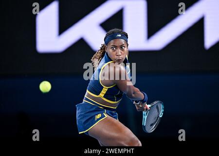 Melbourne, Australien. Januar 2024. Cori Coco Gauff während des Australian Open AO 2024 Grand Slam Tennis Turniers am 25. Januar 2024 im Melbourne Park, Australien. Aryna Sabalenka bleibt auf dem richtigen Weg, ihre Krone der Australian Open zu verteidigen, nachdem sie das Finale von Melbourne erreicht hat, indem sie ihre Niederlage gegen Coco Gauff im letzten Jahr beim Showpiece der US Open rächt. Der belarussische zweite Seed Sabalenka gewann 7-6 (7:2) 6-4 gegen den amerikanischen Vierten Seed Gauff in einem angespannten Halbfinale. Foto: Victor Joly/ABACAPRESS.COM Credit: Abaca Press/Alamy Live News Stockfoto