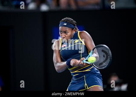 Melbourne, Australien. Januar 2024. Cori Coco Gauff während des Australian Open AO 2024 Grand Slam Tennis Turniers am 25. Januar 2024 im Melbourne Park, Australien. Aryna Sabalenka bleibt auf dem richtigen Weg, ihre Krone der Australian Open zu verteidigen, nachdem sie das Finale von Melbourne erreicht hat, indem sie ihre Niederlage gegen Coco Gauff im letzten Jahr beim Showpiece der US Open rächt. Der belarussische zweite Seed Sabalenka gewann 7-6 (7:2) 6-4 gegen den amerikanischen Vierten Seed Gauff in einem angespannten Halbfinale. Foto: Victor Joly/ABACAPRESS.COM Credit: Abaca Press/Alamy Live News Stockfoto