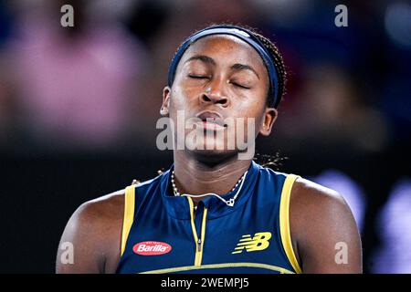 Melbourne, Australien. Januar 2024. Cori Coco Gauff während des Australian Open AO 2024 Grand Slam Tennis Turniers am 25. Januar 2024 im Melbourne Park, Australien. Aryna Sabalenka bleibt auf dem richtigen Weg, ihre Krone der Australian Open zu verteidigen, nachdem sie das Finale von Melbourne erreicht hat, indem sie ihre Niederlage gegen Coco Gauff im letzten Jahr beim Showpiece der US Open rächt. Der belarussische zweite Seed Sabalenka gewann 7-6 (7:2) 6-4 gegen den amerikanischen Vierten Seed Gauff in einem angespannten Halbfinale. Foto: Victor Joly/ABACAPRESS.COM Credit: Abaca Press/Alamy Live News Stockfoto