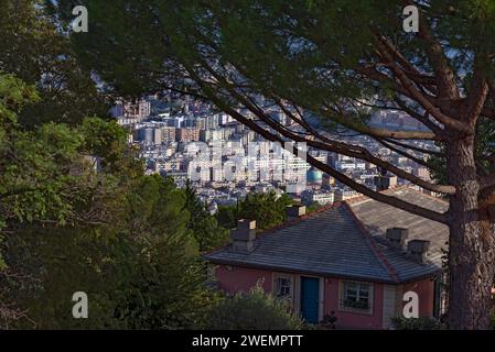 Blick von Granarolo auf das Viertel Sampierdarena und Cornigliano in Genua, Italien Stockfoto